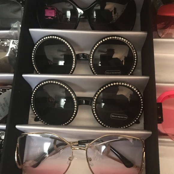 💕 Round Rhinestone Sunnies - Picture 3 of 3